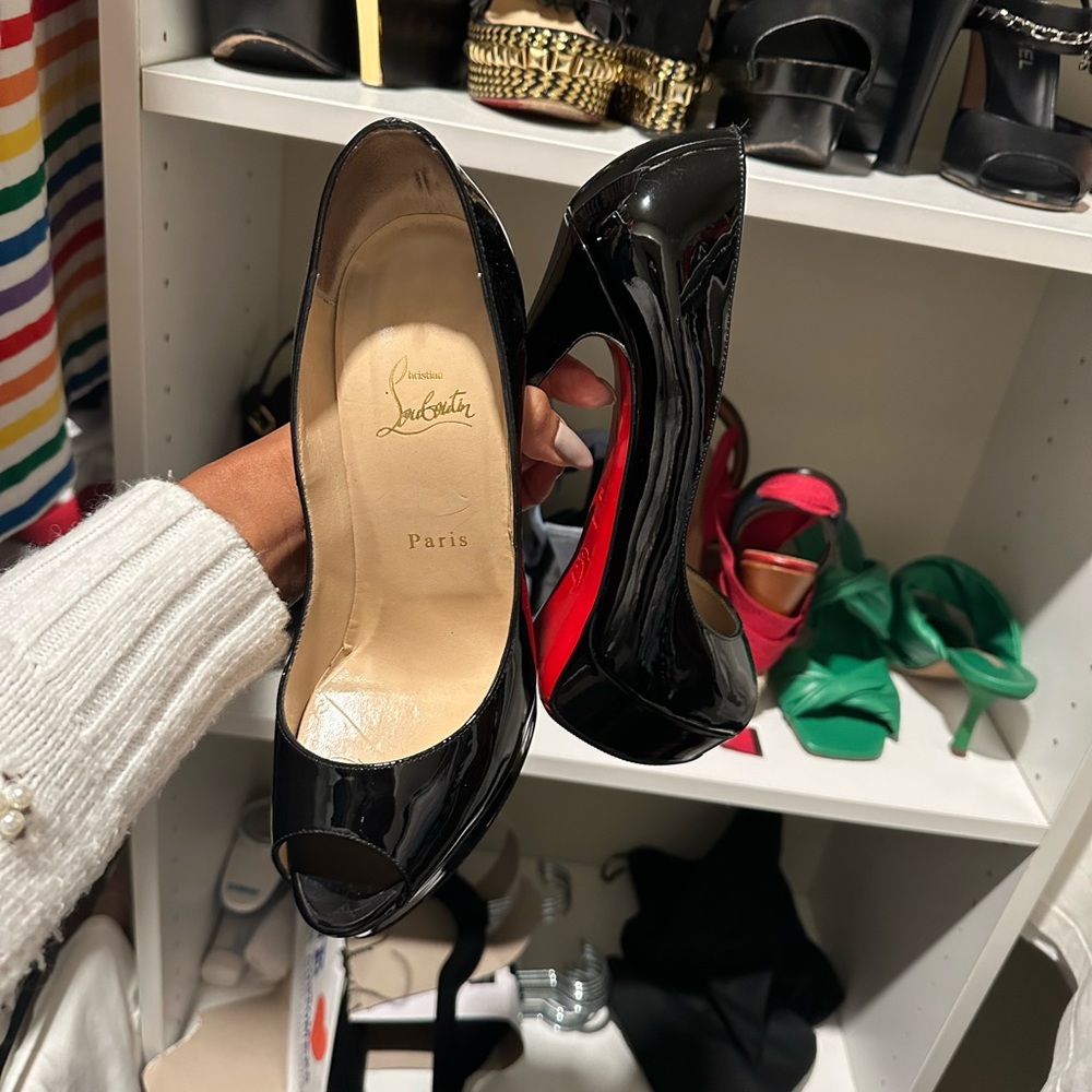 Beautifull red bottoms you must have 😍